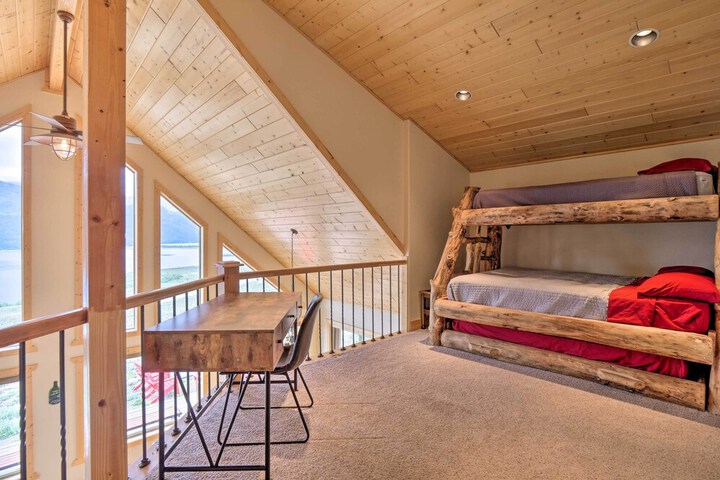 Breathtaking Views: Twin Lakes Retreat w / Deck