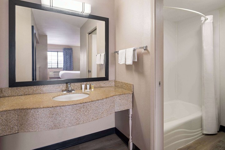 Days Inn & Suites by Wyndham Kokomo
