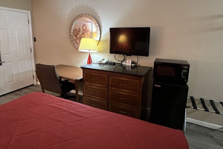 Room 8 of 11
