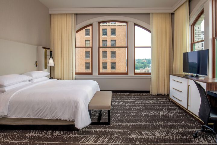 DoubleTree by Hilton Youngstown Downtown