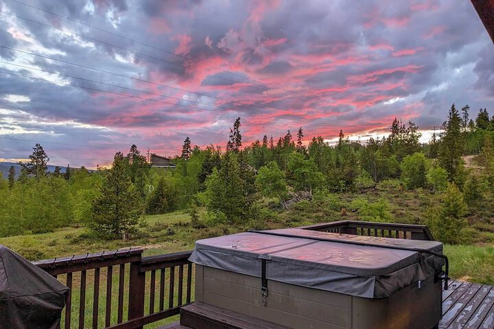 Mtn-view Retreat w / Hot Tub in Granby!