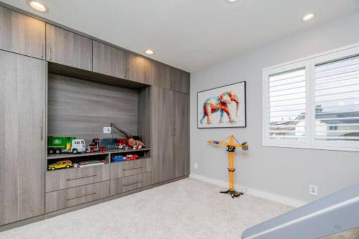 Luxurious 5B4B Home with Pool and View