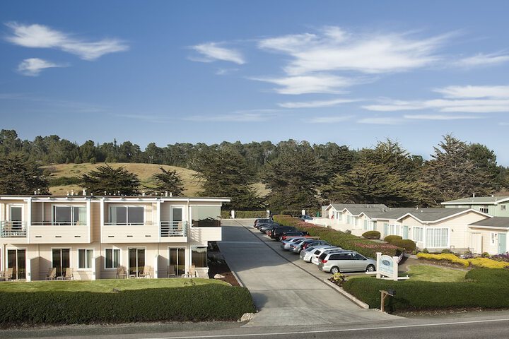 Cambria Landing Inn & Suites