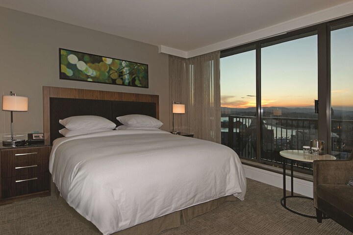 DoubleTree by Hilton Hotel & Suites Victoria