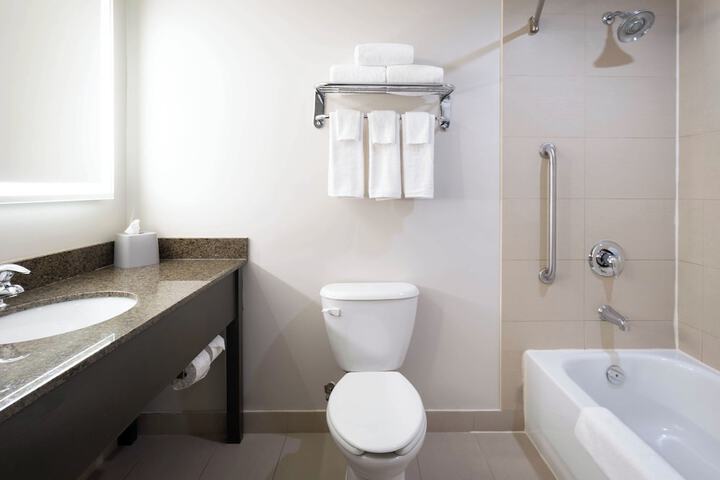 Holiday Inn Express & Suites Kingston Central by IHG