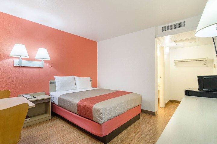 Room 70 of 74