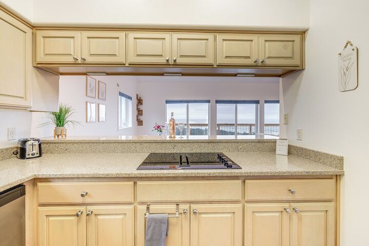 Lovely Rockaway Beach Home w / Pacific Ocean Views!
