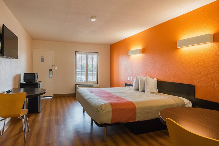 Room 27 of 33