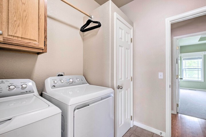 Bella Vista Home w / Yard: Half Mile to Trails!