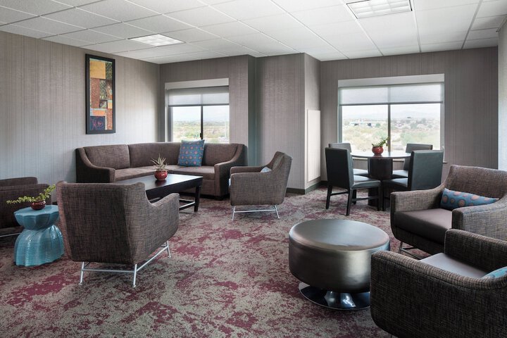 Lounge 37 of 44