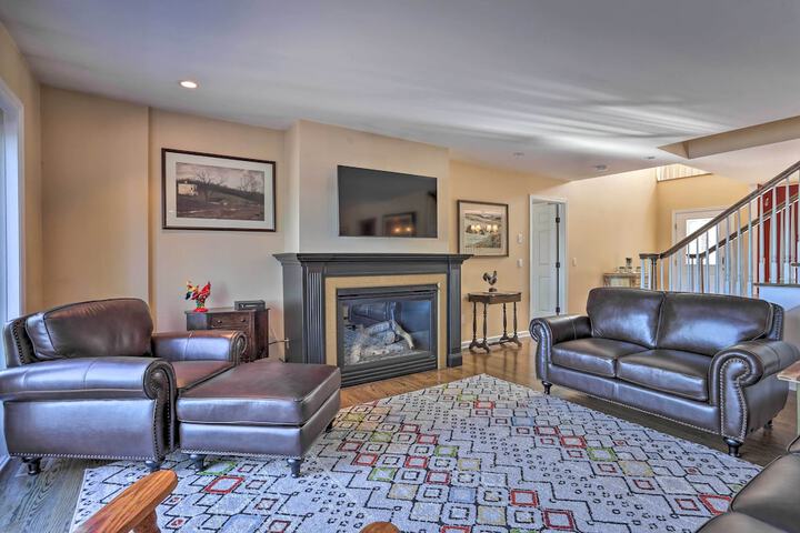 Beautiful Lakefront Retreat w / Deck & Views!