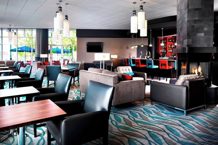 Lounge 45 of 49