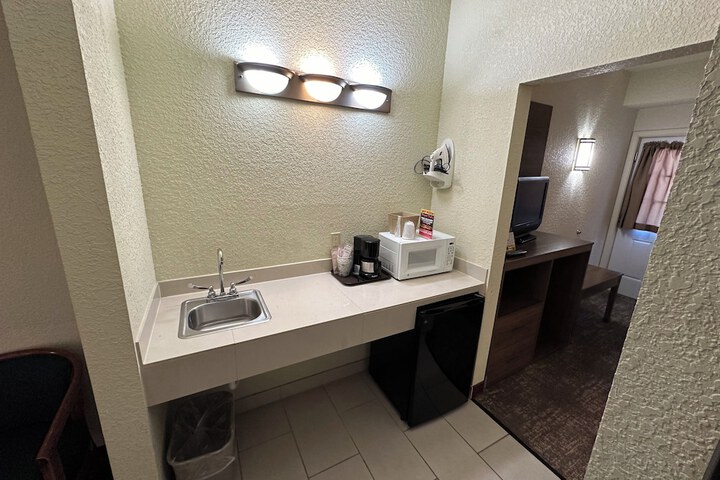Mackinaw Beach & Bay Inn & Suites