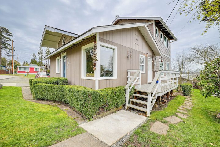 Beautiful Birch Bay Retreat w / Deck & Fire Pit!