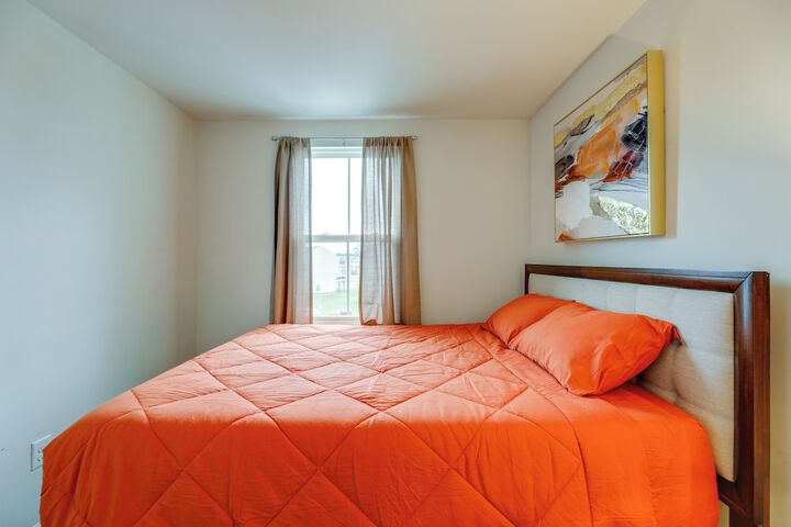 Sunlit Milford Townhome 2 Mi to Riverwalk!