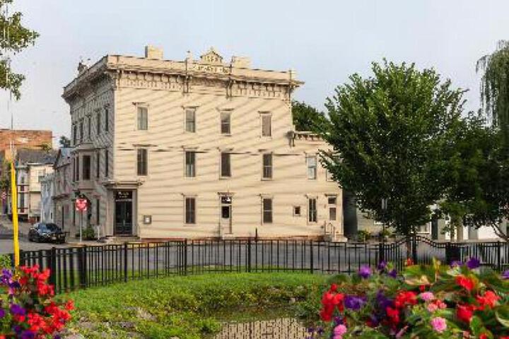 Stewart House Hotel