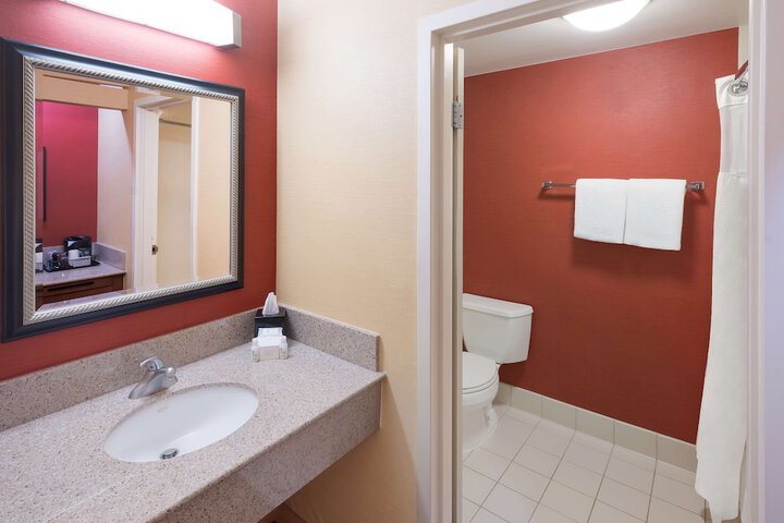 Room 33 of 47