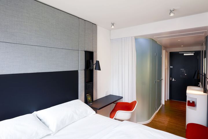 Room 32 of 43