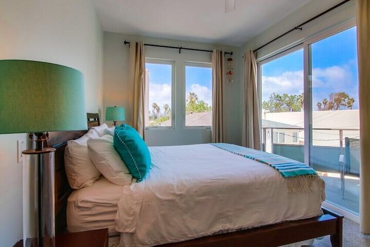 Room 4 of 32