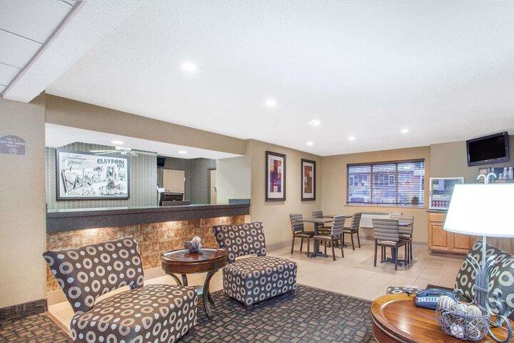 Super 8 by Wyndham Richlands / Claypool Hill Area