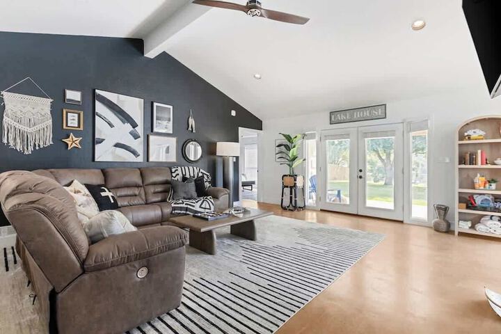 Lakefront Paradise With Firepit