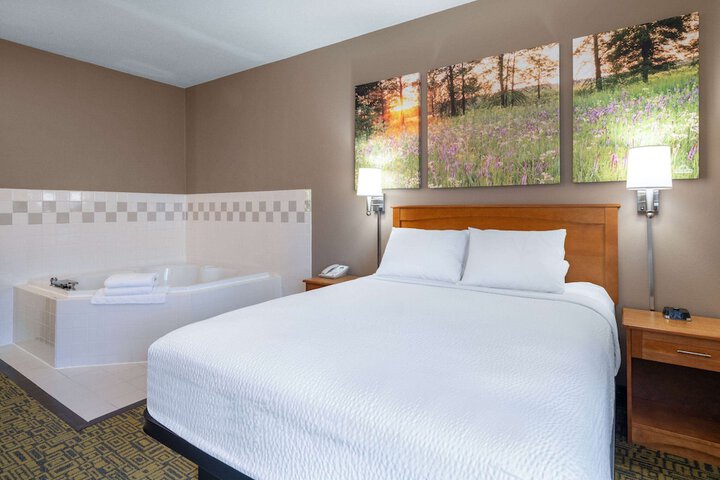 Days Inn & Suites by Wyndham Madison