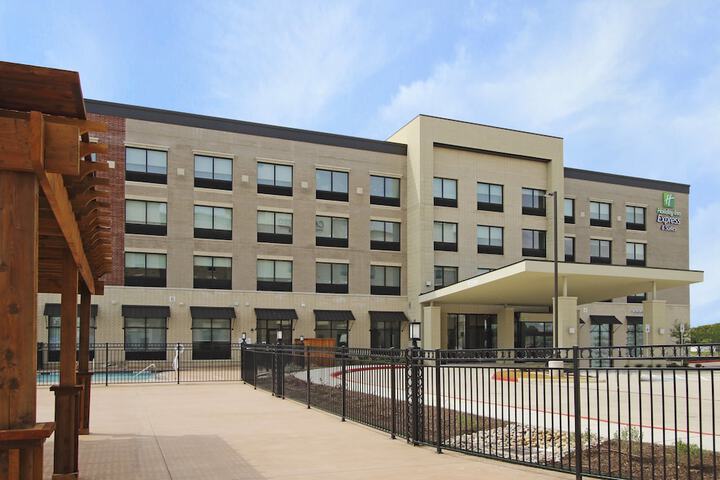 Holiday Inn Express & Suites Dallas-Frisco NW Toyota Stdm by IHG