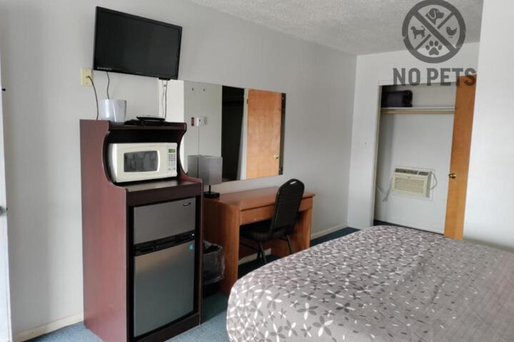 Eight Bar B Motel