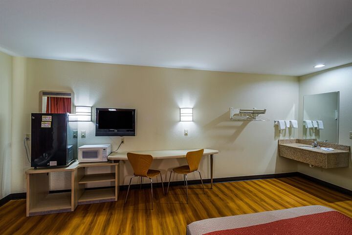 Room 27 of 38