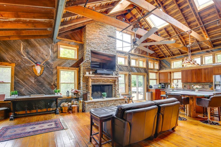 Serene Pacific Getaway: Deck Grill & Fire Pit!