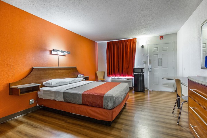 Room 14 of 37