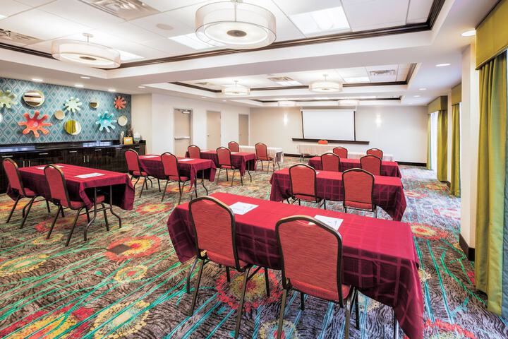 Holiday Inn Express & Suites Eureka by IHG