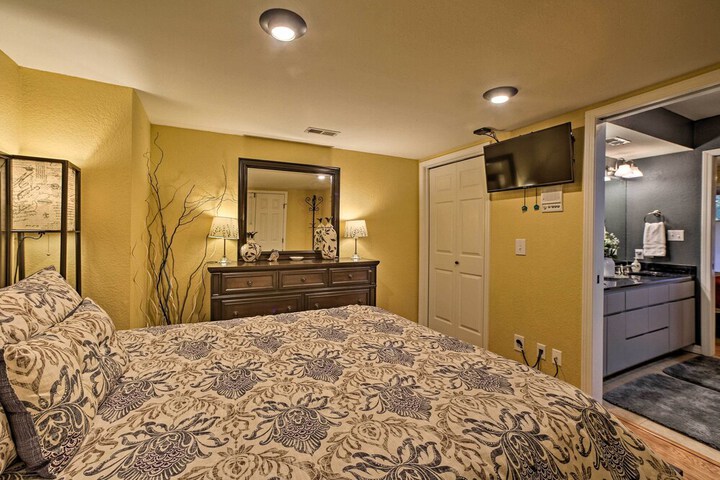 Lakefront Retreat w / Dock & Beach: 2 Miles to Golf