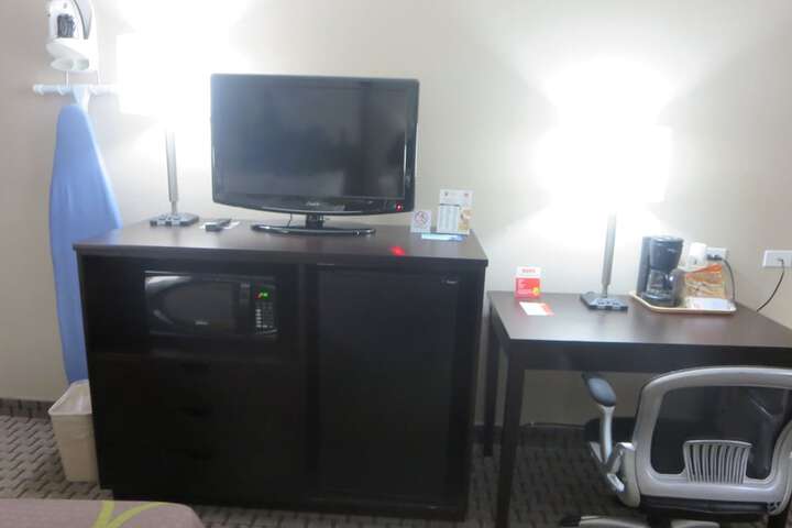 Super 8 by Wyndham Mundelein / Libertyville Area
