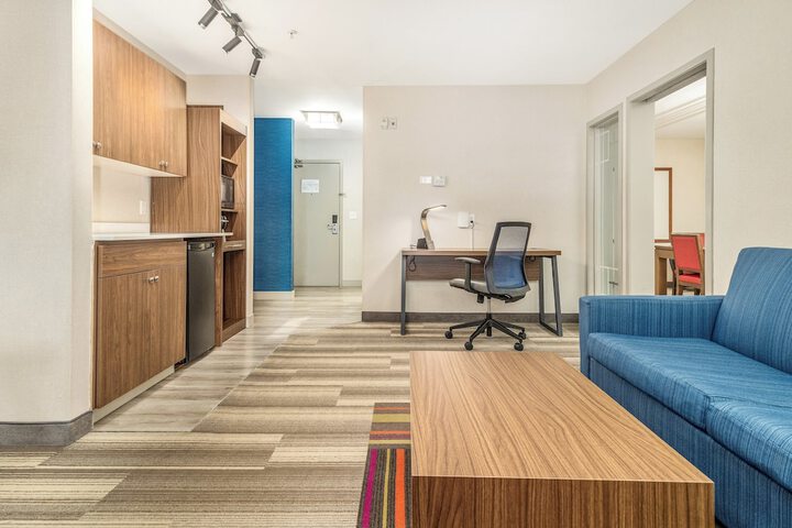 Room 90 of 348