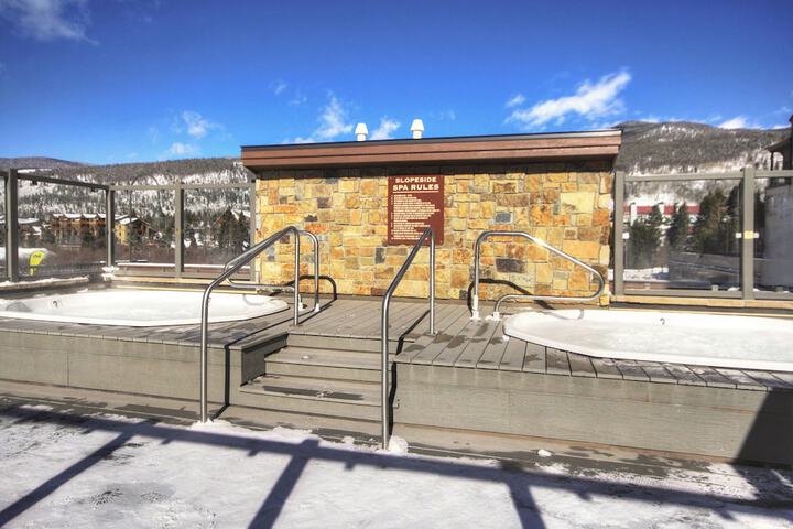 2759 Slopeside 1 Bedroom Condo by RedAwning