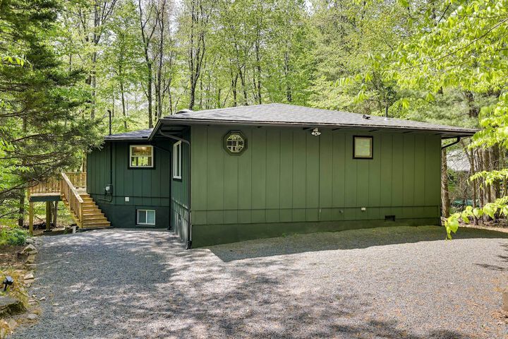 Private Deck & Grill: Pocono Pines Retreat!