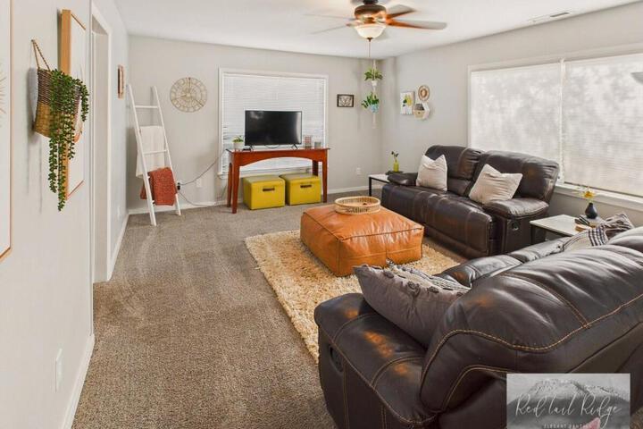 Main St. New with AC Monthly stays Charming Cottage KING BED