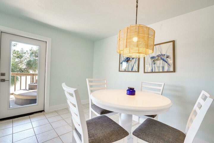 Cedar Key Condo w / Balcony & Gulf Views!