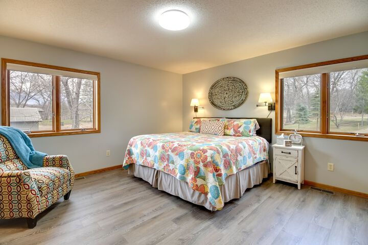 Private Lakefront Cabin w / Hot Tub Deck & Views