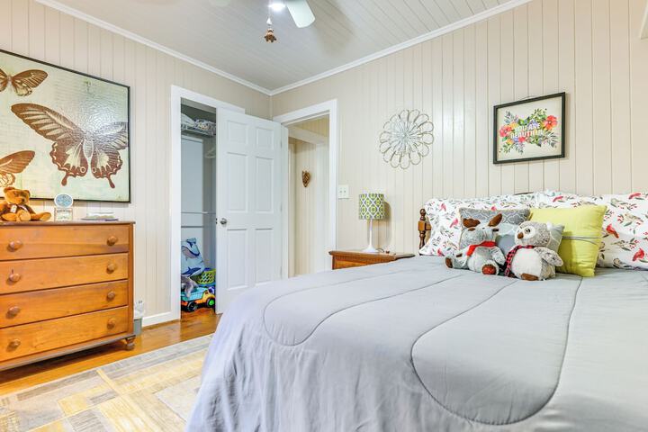 Secluded Hamilton Cabin Retreat w / Private Lake!