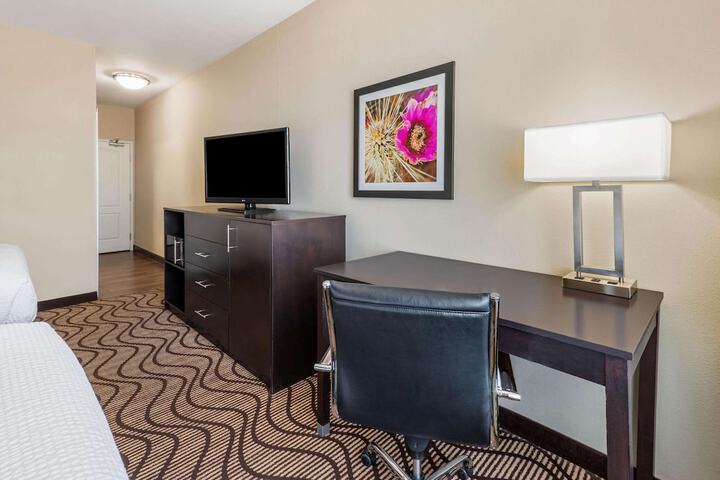 La Quinta Inn & Suites by Wyndham Artesia