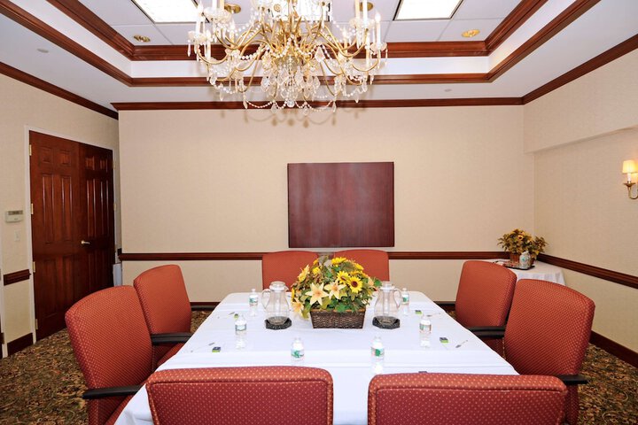 Dining 32 of 38