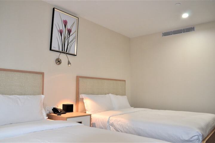 Room 10 of 26