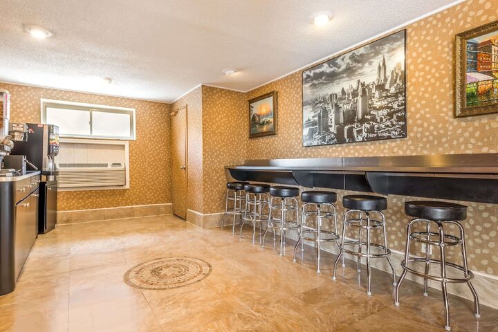 Lounge 15 of 16