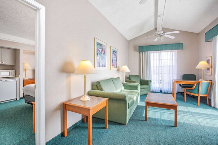 Room 10 of 28