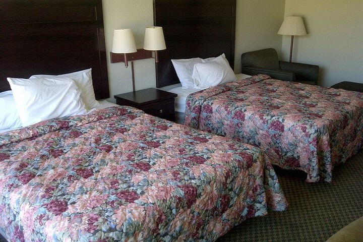 COUNTRY HEARTH INNS & SUITES