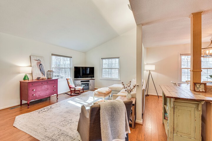 Lakefront Gem w / Games in Westminster!