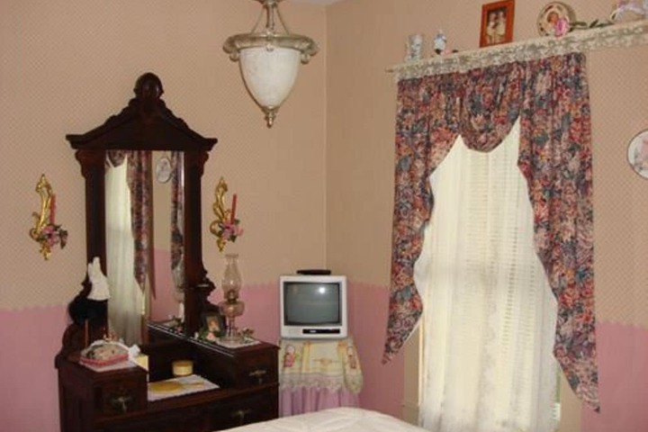 Room 9 of 16