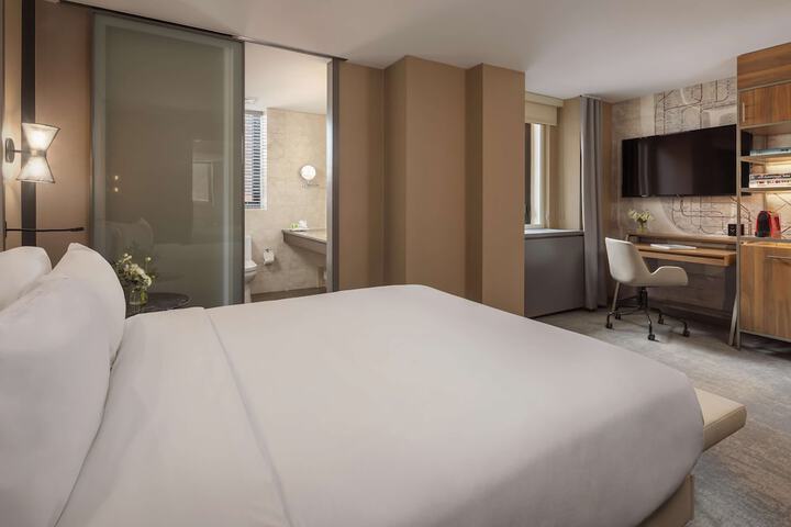 Room 53 of 100